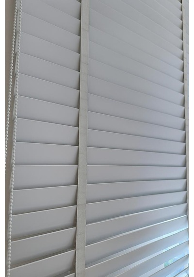 Gri Renk Gerçek Ahşap Jaluzi 50mm Zincirli Redüktörlü Kurdelalı Ajs1004 Gri