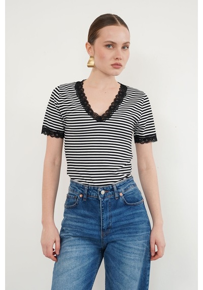 Verymoda D 3006 Yaka Ve Kol Ucu Güpür V Yaka T Shırt - D3006 Siyah