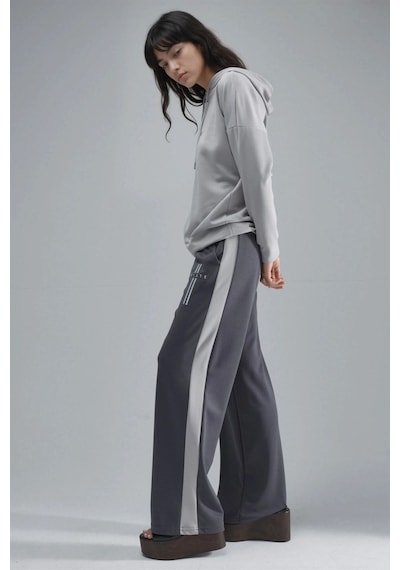 Hiccup Modal Dokulu Kapüşonlu Sweatshirt Ve Şerit Detaylı Pantolon Takımı Bersan Collection Gri Hiccup Modal Dokulu Kapüşonlu Sweatshirt Ve Şerit Detaylı Pantolon Takımı Bersan Collection Gri