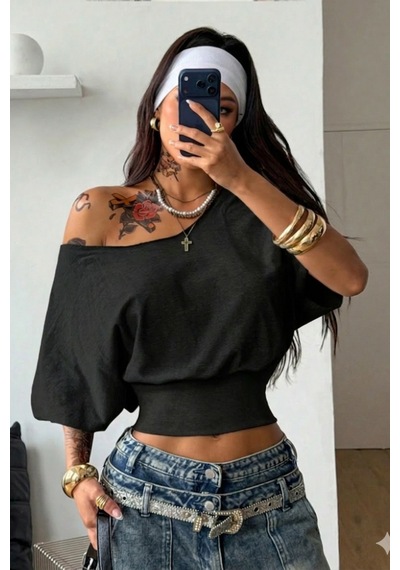 Kadın Beyaz Madon Yaka Beli Lastikli Crop Düşük Omuzlu Salaş Tişört Siyah Kadın Beyaz Madon Yaka Beli Lastikli Crop Düşük Omuzlu Salaş Tişört Siyah