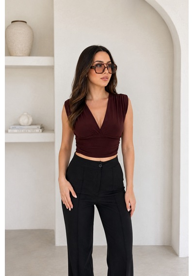 İkales Vatkalı Kolsuz V Yaka Drapeli Crop Bluz Likralı Fit Kahverengi