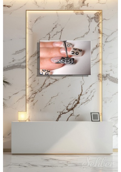 Kare Formda Uzun Bir Tırnakta Tırnak Bakımı Süslemesi Nail Art Yatay Kanvas Tablo 4373 Çok Renkli