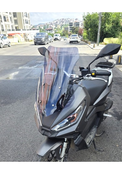 Motocam Kanuni Seha 150 Ön Cam 2022-2026 Model 55cm Füme Renkli 4mm Kısa