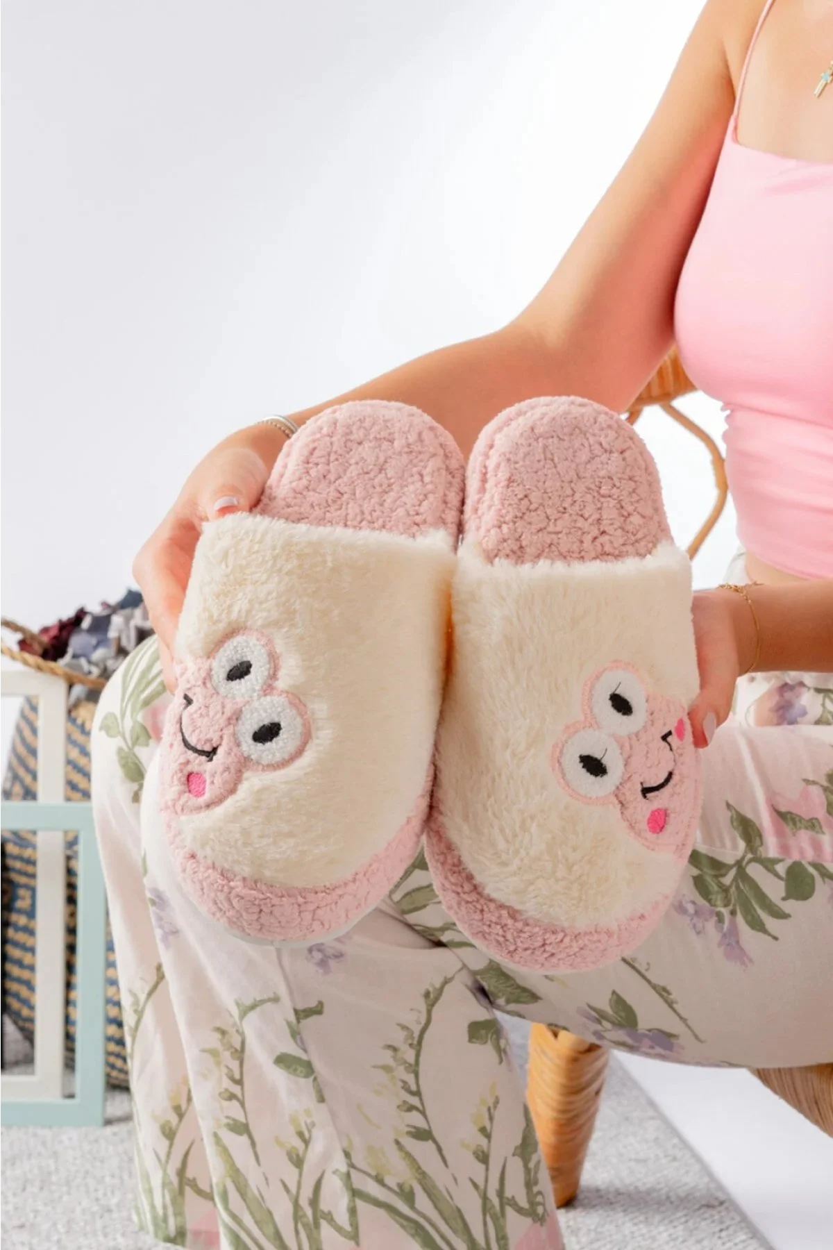 Modafocus Sevimli Kurbağa Desenli Peluş Kadın Ev Terliği Hediyelik Terlik Çeyiz Terliği Pembe