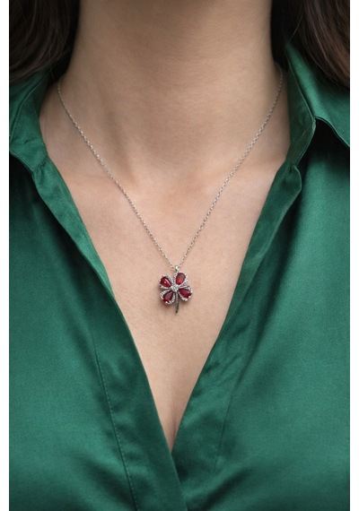 Çekirdekjewelry 925 Ayar Gümüş Kırmızı Taşlı Yonca Kolye Zirkon Taşlı Şık Kadın Kolye Gümüş