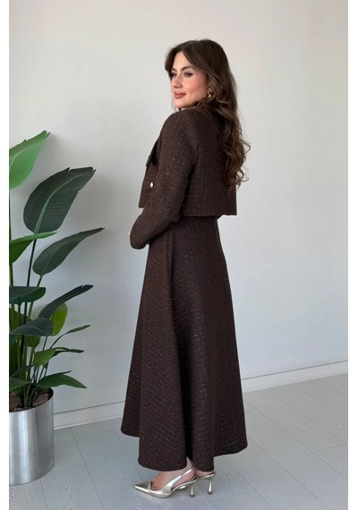 Duygudan Zarafetin Modern Yorumu: Premium Dokulu Elbise & Ceket Takım Kahverengi Çok Renkli Duygudan Zarafetin Modern Yorumu: Premium Dokulu Elbise & Ceket Takım Kahverengi Çok Renkli