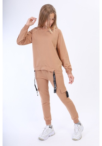 Toontoy Kids Kız Çocuk 2'li Takım Baskılı Kapüşonlu Reglan Kol Sweatshirt & Beli Lastikli Cepli Eşofman Altı - Şerit Detaylı Kahverengi Toontoy Kids Kız Çocuk 2'li Takım Baskılı Kapüşonlu Reglan Kol Sweatshirt & Beli Lastikli Cepli Eşofman Altı - Şerit Detaylı Kahverengi