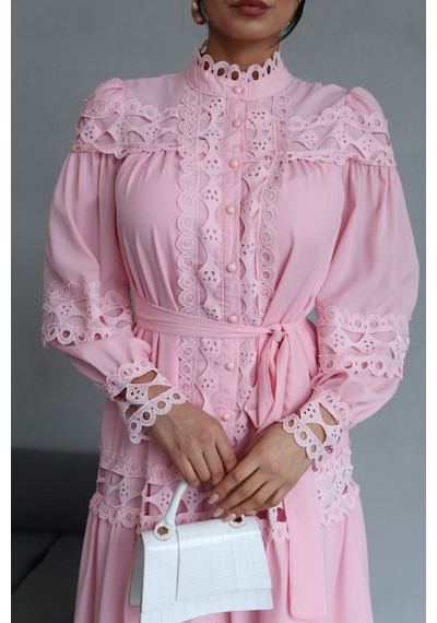 Wellway Jennyfer Krep Kumaş & Dantel Detaylı Astarlı Düğmeli İç Göstermeyen Elbise Pembe Kemer Dahildir Pembe Wellway Jennyfer Krep Kumaş & Dantel Detaylı Astarlı Düğmeli İç Göstermeyen Elbise Pembe Kemer Dahildir Pembe