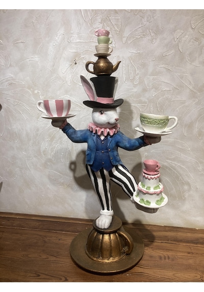 Tavşan Alice Harikalar Diyarında Fincan Tutan