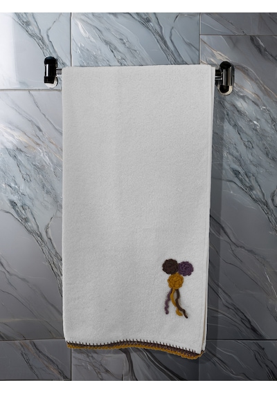 Çiçek Motifli, Kedi Tırnağı Oyalı, Yumuşak Dokulu Pamuklu Vücut Havlusu 70x130 Cm Beyaz