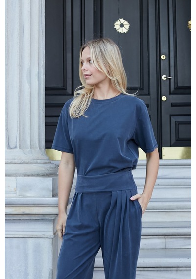 Jument Kadın İpeksi Dokulu Esnek Modal Kumaş Geniş Sıfır Yaka Kısa Kol Bluz-lacivert