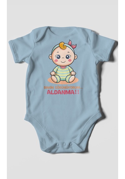Sakin Görünüyorum Aldanma V2 Baskılı Bebek Zıbını Çıtçıtlı Body %100 Pamuk Kısa Kol Bebe Mavisi
