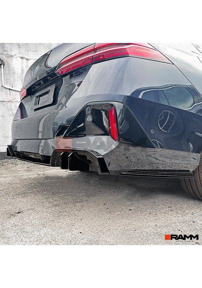 Bmw G60 Difüzör Parlak Siyah