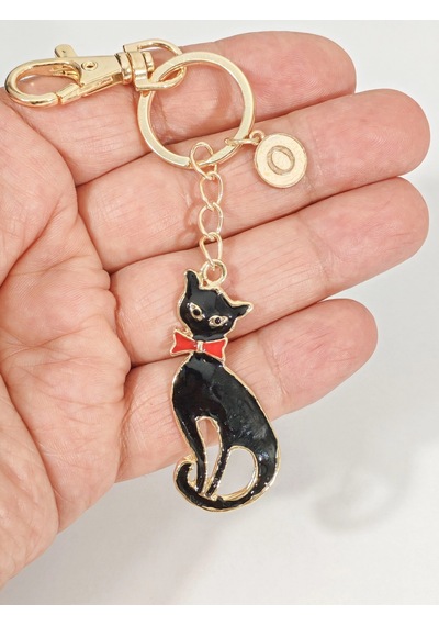 Kırmızı Papyonlu Kedi Figürlü Kişiselleştirilebilir Harfli Metal Anahtarlık - Sevimli Kedi Aksesuarı