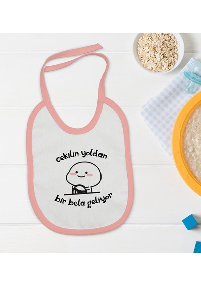 BK Kids Bir Bela Geliyor Tasarımlı Pembe Bebek Mama Önlüğü-1 Pembe