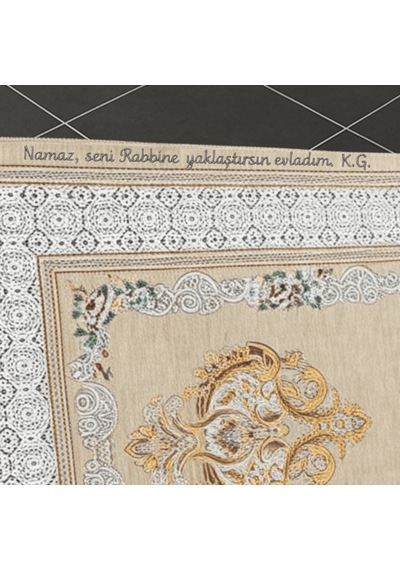 Tesbihane Kişiye Özel Nakış İşlemeli Çiçek Desenli Kendinden Saçaklı Krem Rengi Hediyelik Seccade