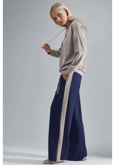 Hiccup Modal Dokulu Kapüşonlu Sweatshirt Ve Şerit Detaylı Pantolon Takımı Bersan Collection Taba Doğal Hiccup Modal Dokulu Kapüşonlu Sweatshirt Ve Şerit Detaylı Pantolon Takımı Bersan Collection Taba Doğal