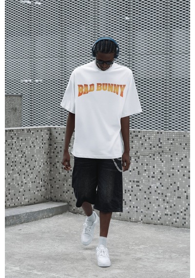 Bad Bunny Rapper Sırt Baskılı Unisex Oversize Şarkıcı Tişört Beyaz