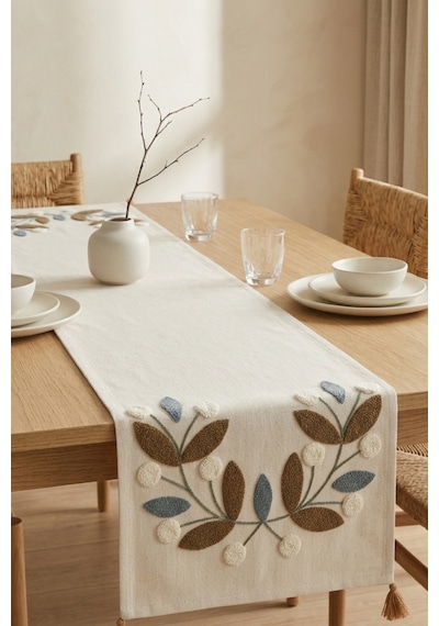 Çelenk Punch Nakışlı Çiçek Desenli Dekoratif Püsküllü Masa Runnerı 40x130 Cm Kahverengi