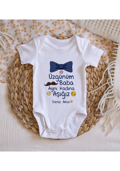 Bk Gift Bk Kids İsimli Aynı Kadına Aşığız Tasarımlı Bebek Body Zıbın - Model 1 Sarı
