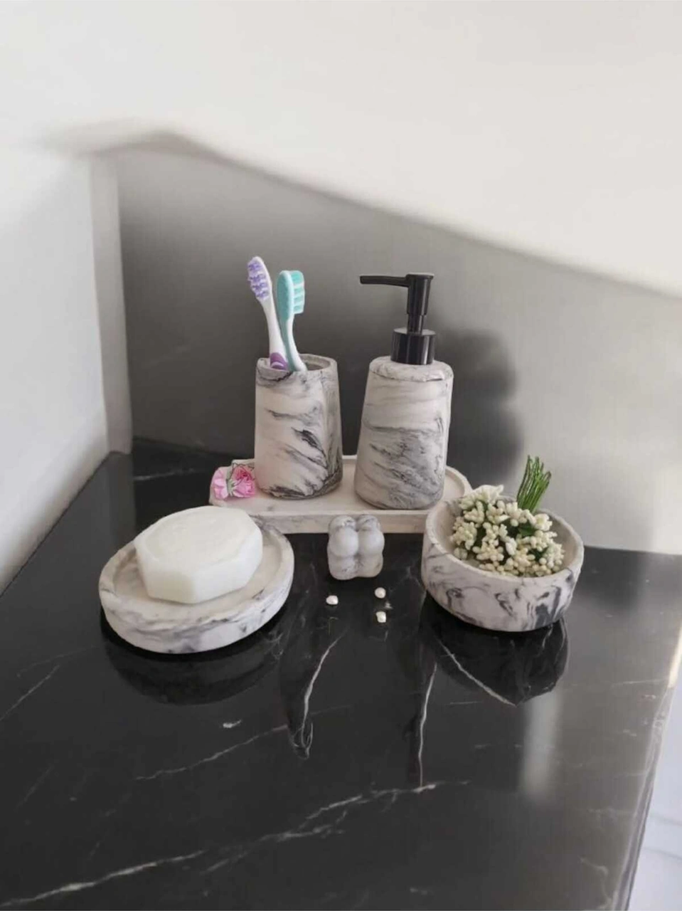 Marble Serisi Organizerli Havluluklu Ve Sıvı Sabunluklu Beton Banyo Seti Gri