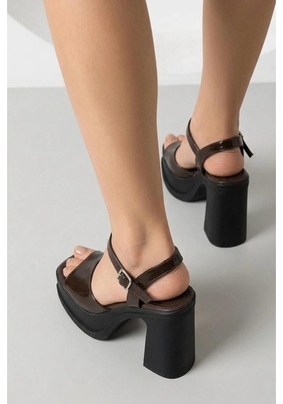 Asmi Shoes Kadın Tek Bantlı Kahverengi Rugan 12cm Platformlu Topuklu Ayakkabı