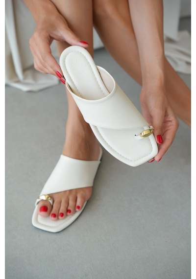 Selin Shoes Mistra Düz Taban Parmak Arası Gold Aksesuar Detay Çapraz Bant Kesim Kadın Terlik- Ekru Selin Shoes Mistra Düz Taban Parmak Arası Gold Aksesuar Detay Çapraz Bant Kesim Kadın Terlik- Ekru