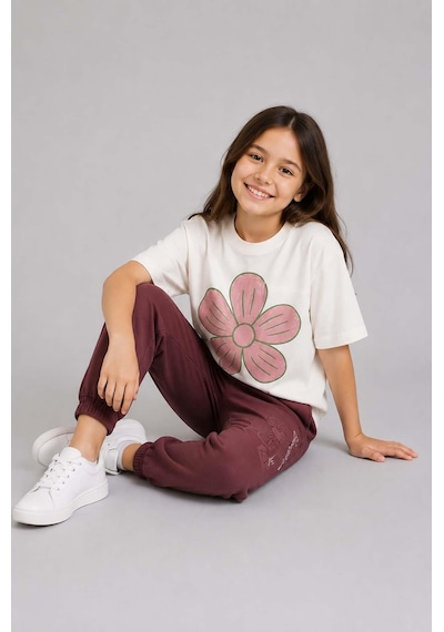 Riccotarz Kız Çocuk Göğsüden Papatya Ve Yazı Detaylı T-shirt Çift Cep Ve İp Detaylı Eşofman Takım Mor Riccotarz Kız Çocuk Göğsüden Papatya Ve Yazı Detaylı T-shirt Çift Cep Ve İp Detaylı Eşofman Takım Mor