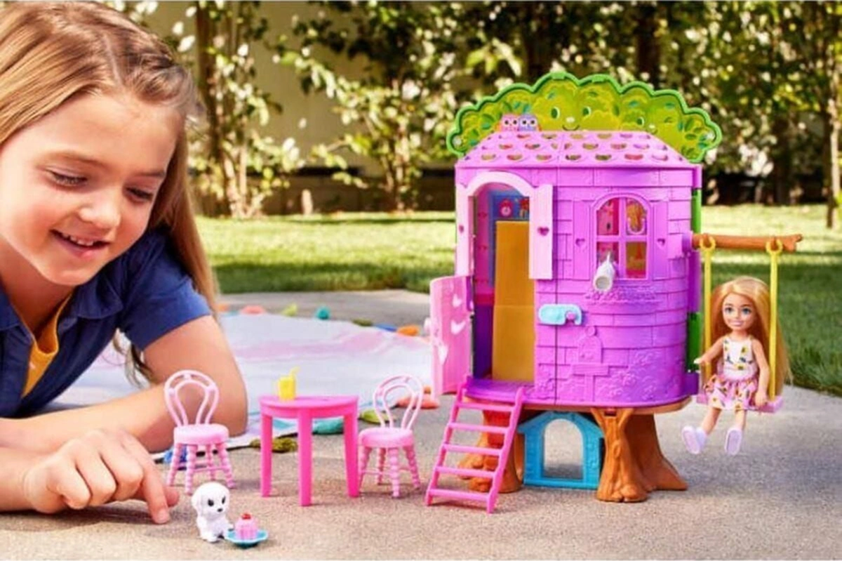 Chelsea'nin Ağaç Evi Barbie Chelsea'nin Ağaç Evi Ve Köpeği Hpl70