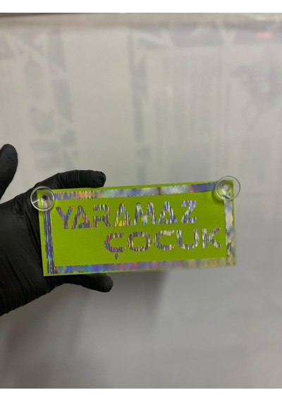 Yeşil Renk Üzeri Hologram Renk Yaramaz Çocuk Yazılı Vantuzlu Cam Süsü
