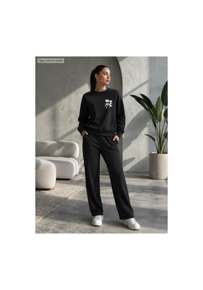 Herkesemoda Beyaz Gül Göğüs Baskılı Bisiklet Yaka 2 İplik Şardonlu Kumaş Eşofman Takımı Siyah Herkesemoda Beyaz Gül Göğüs Baskılı Bisiklet Yaka 2 İplik Şardonlu Kumaş Eşofman Takımı Siyah