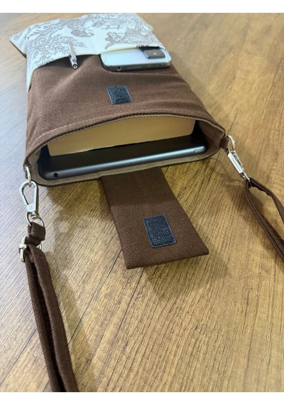 Aksesuarsepeti El Yapımı, Fransız Köylüsü Desenli, Cepli, Taşıma Askılı, Kılıf Çanta, Tablet Kılıfı, Kitap Kılıfı Kahverengi Aksesuarsepeti El Yapımı, Fransız Köylüsü Desenli, Cepli, Taşıma Askılı, Kılıf Çanta, Tablet Kılıfı, Kitap Kılıfı Kahverengi