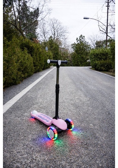 Scooter Pro Katlanabilir 3tekerli Led Işıklı 3kademeli Direksiyon 50kğ Taşıma Kapasiteli 3+yaş Pembe