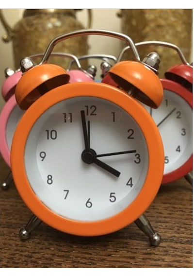 Renkli Dekoratif Alarmlı Mini Analog Saat-Turuncu Renkli Dekoratif Alarmlı Mini Analog Saat-Turuncu
