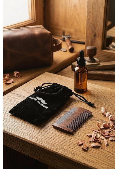 Premium Ahşap Sakal & Bıyık Tarağı, Çift Taraflı Diş Yapısı, Doğal Ahşap Gövde, Vegan Deri Taşıma Kılıflı Erkek Bakım Tarağı Sandal Ağacı Keseli