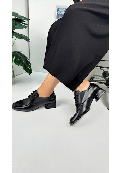 Günlük Kadın Loafer Topuklu Toka Ve Dikiş Detaylı Bağcıklı Küt Burunlu Ayakkabı 1500 Siyah Günlük Kadın Loafer Topuklu Toka Ve Dikiş Detaylı Bağcıklı Küt Burunlu Ayakkabı 1500 Siyah