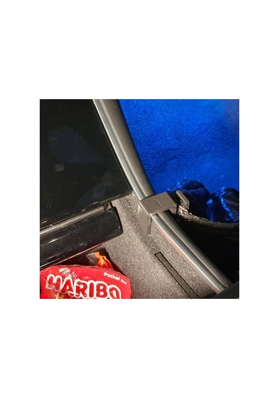Tesla Model 3 Orta Konsol Plastik Poşet Kancası