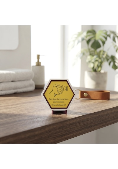 Baba Yazılı Süper Kahraman Temalı Masaüstü Süsü Modern Çizgileriyle Yaşam Alanlarınıza Neşe Katan Obje 10x10 Cm, Sarı