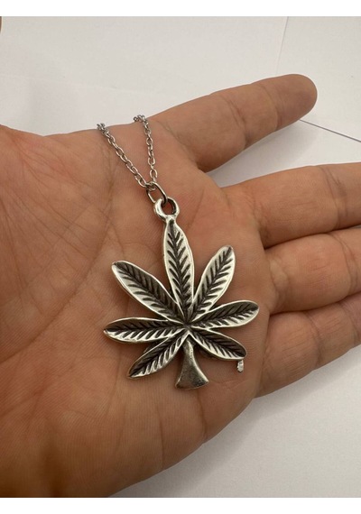 Marijuana Yaprak Figürlü Gümüş Renk Unisex Metal Kolye Özgür Ruh Ve Alternatif Tarz Çok renkli