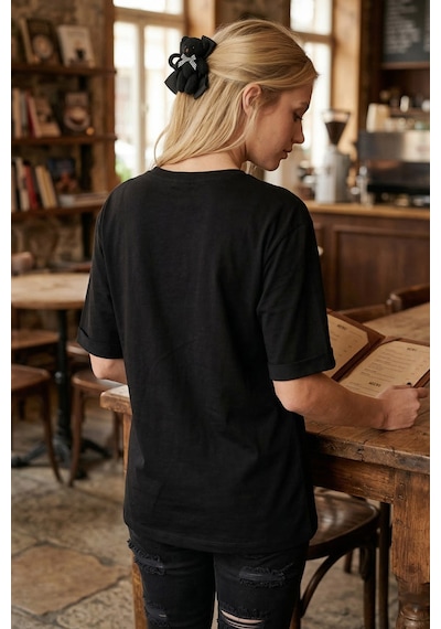 Armonika Kadın Siyah Önü Çiçek Baskılı Yanları Yırtmaçlı Pamuklu T-shirt Arm-26y137003