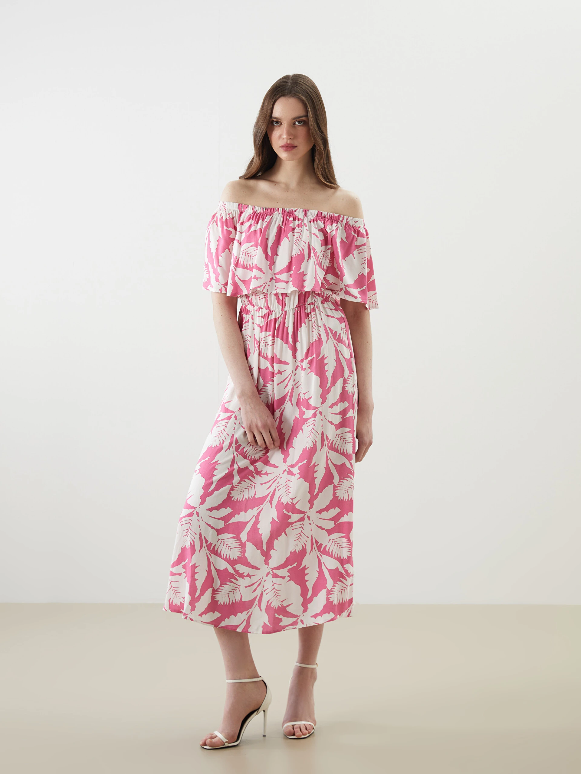 LC Waikiki Lcwaıkıkı Classic Pembe Kayık Yaka Çiçekli Elbise LC Waikiki Lcwaıkıkı Classic Pembe Kayık Yaka Çiçekli Elbise
