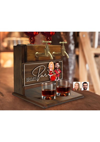 Bk Gift Kişiye Özel Kabartma İsimli Yılbaşı Çift Karikatürlü Çift Musluklu Doğal Ahşap İçki Standı-7, İçki Standı, Doğum Günü Hediyesi, Ev Hediyesi