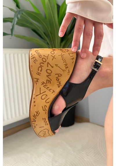 Preshley Kadın Forge Siyah Rugan 10 Cm Dolgulu Yazılı Mantar Taban Ayakkabı & Sandalet