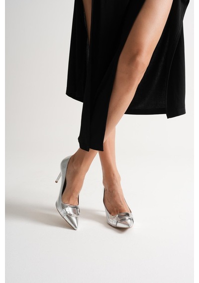 Corine Kadın Gümüş Metal Aksesuarlı Sivri Burun Yüksek İnce Topuklu Ayakkabı Stiletto 9 Cm Gümüş Corine Kadın Gümüş Metal Aksesuarlı Sivri Burun Yüksek İnce Topuklu Ayakkabı Stiletto 9 Cm Gümüş