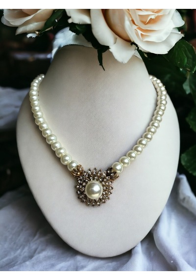 Black Diamond Taşlı Çiçek Figür İnci Kolye Beyaz