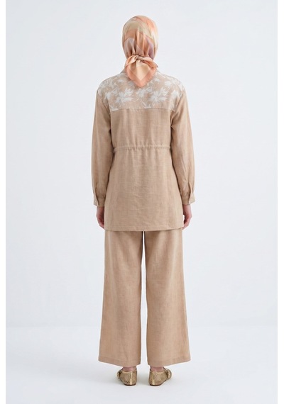 Armine Trend Çiçek Desenli Beli Büzgülü Tunik Ve Geniş Paça Pantolonlu Takım Bej 26yt6156