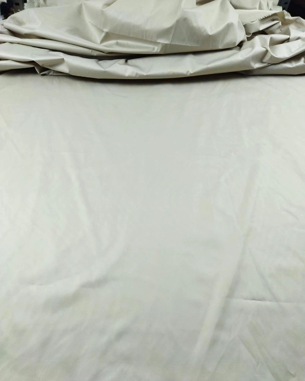 Sentetik Rüzgarlık Benzeri Dokuma Bej Renkte En 130 Cm X Boy 220 Cm -2192