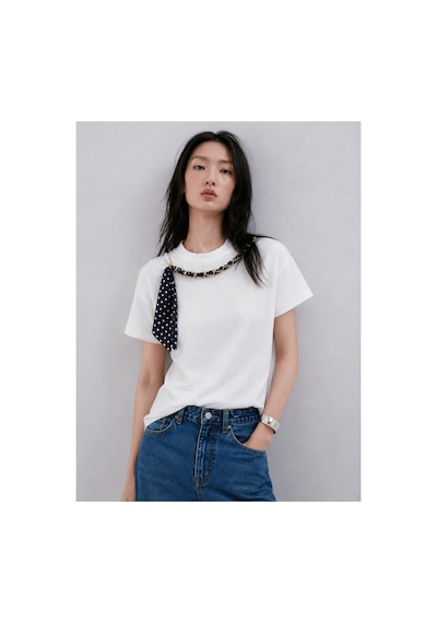 Bisou Zincir Detaylı Basic Tişört Çıkarılabilir Fularlı Bisiklet Yaka Kısa Kollu Kadın Bluz Beyaz Bisou Zincir Detaylı Basic Tişört Çıkarılabilir Fularlı Bisiklet Yaka Kısa Kollu Kadın Bluz Beyaz