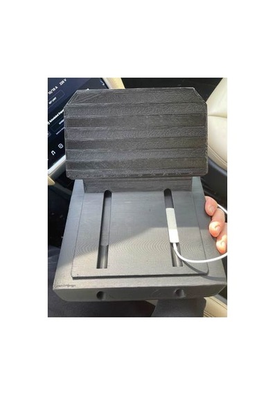 Tesla Model S Telefon Şarj Yuvası