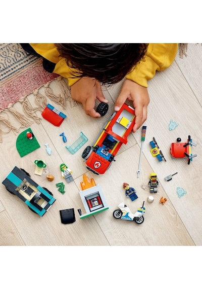 LEGO® City 60319 İtfaiye Kurtarma Operasyonu ve Polis Takibi 60319 295 Parça
